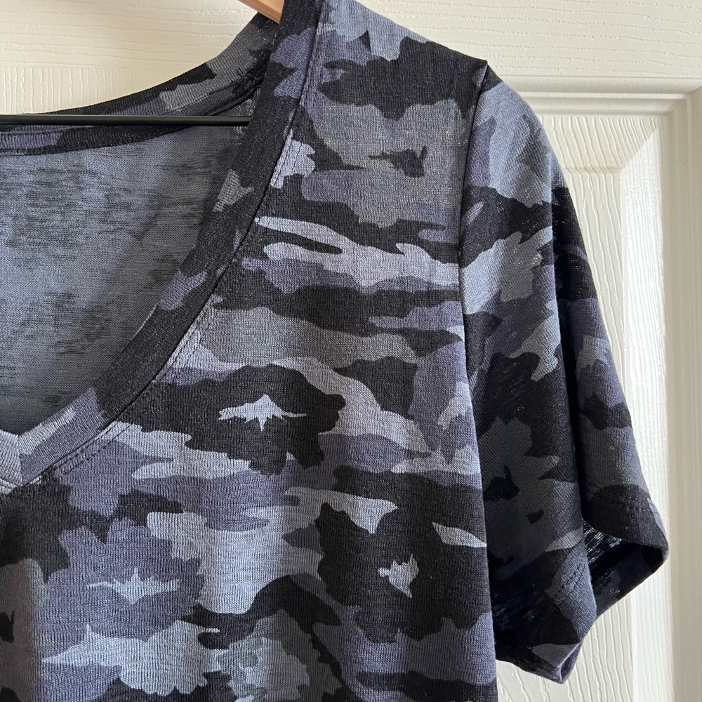 Athleta Camo Breezy V-Neck Tee 22$ L - Picture 3 of 4